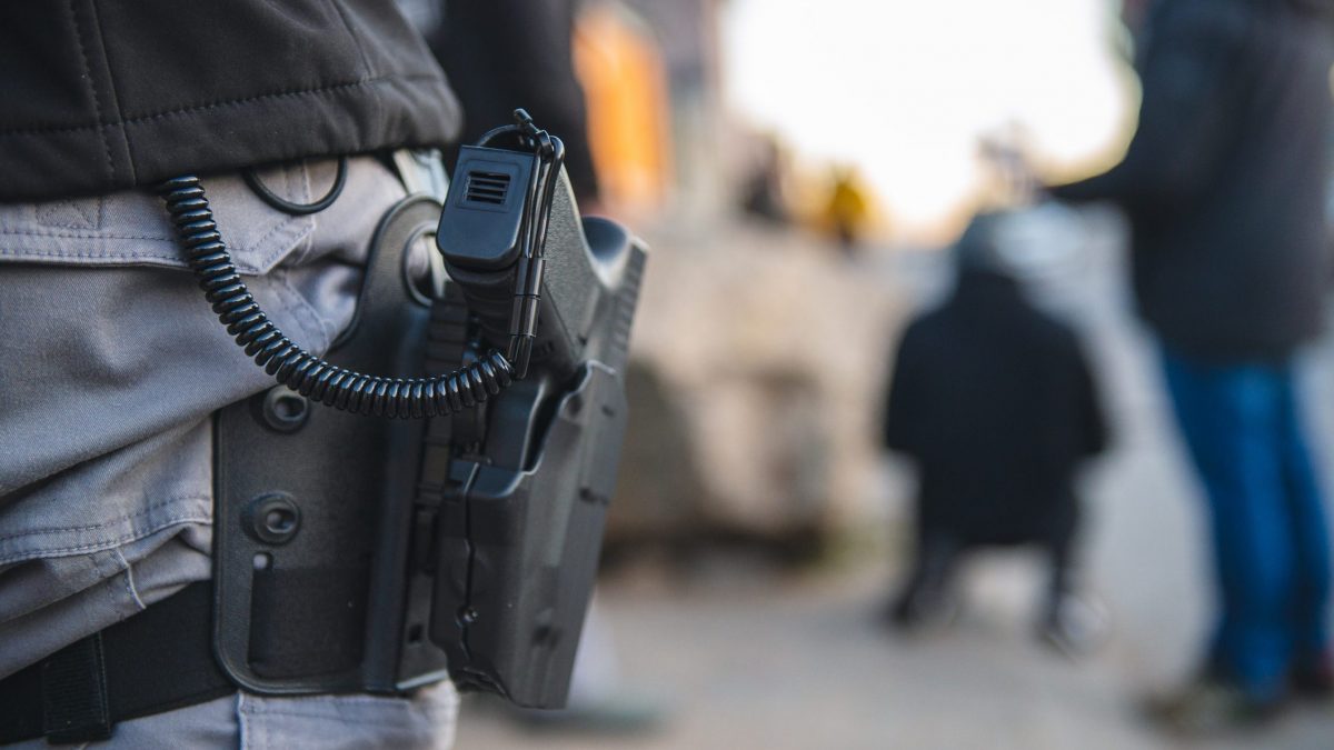 Una guardia giurata (foto da iStock)