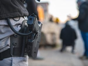 “Un collega mi ha puntato la pistola, un altro mi ha picchiato. È un ambiente tossico”: la denuncia di un vigilante