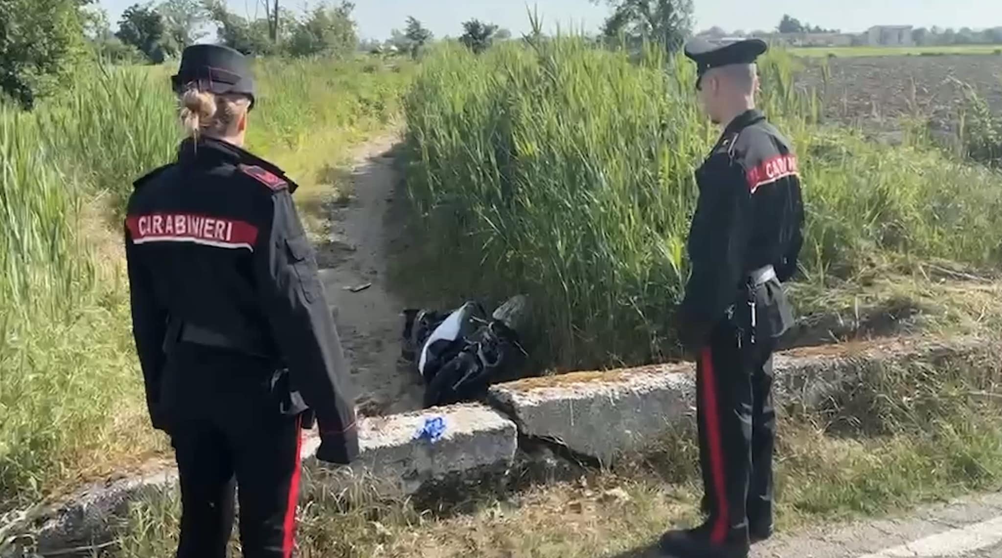 I carabinieri sul luogo dell’incidente a Tribiano (frame da Ansa)