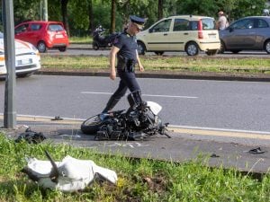 Si chiamava Lorenzo Valentini, il 27enne morto in un incidente a Milano: la sua moto spezzata in due