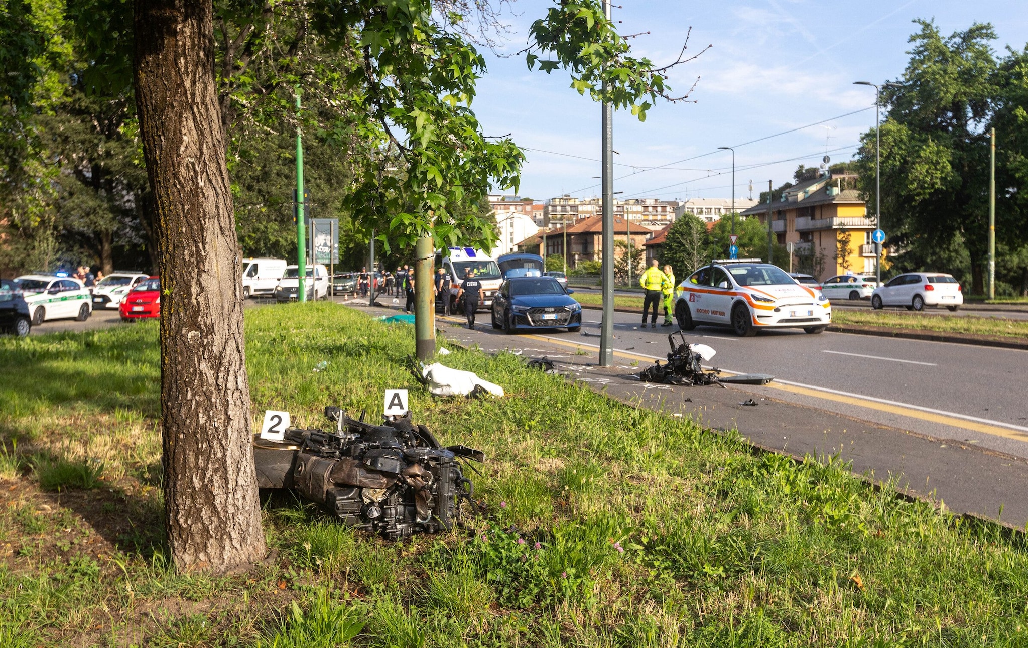 La moto spezzata in due