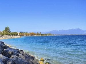 Si tuffa dal pedalò con gli amici e non riemerge: morto un ragazzo al lago di Garda