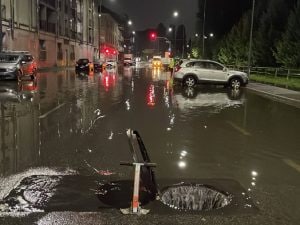Temporali e grandine a Milano, strade allagate: esondato il Lambro, a rischio anche il Seveso