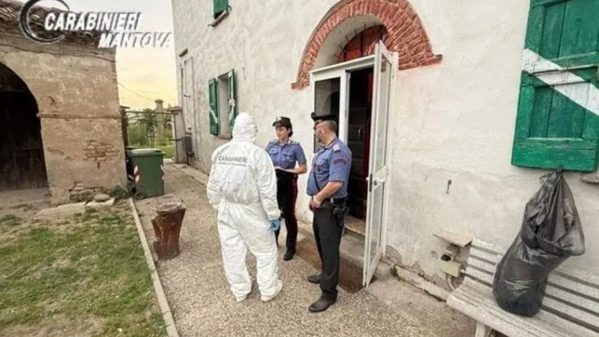 I carabinieri sul luogo dove l’uomo è stato trovato morto