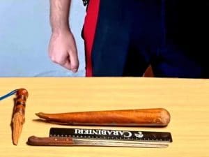 Minaccia un vicino minorenne con un coltello a Bedizzole e si scaglia contro i carabinieri con una mazza: arrestato