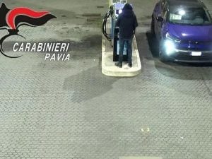 Fa 8mila euro di rifornimenti in 2 anni alla propria auto con la tessera della Croce Rossa di Pavia: denunciato