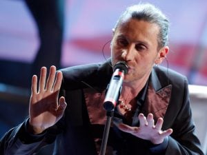 Vero Volley annulla il concerto di Povia: “Non in linea con l’evento”. Il cantante: “Non volevano ‘Luca era gay'”