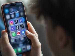 “Sospendere tutti gli account fino a vera verifica dell’età”: al via a Milano la class action contro Meta e TikTok