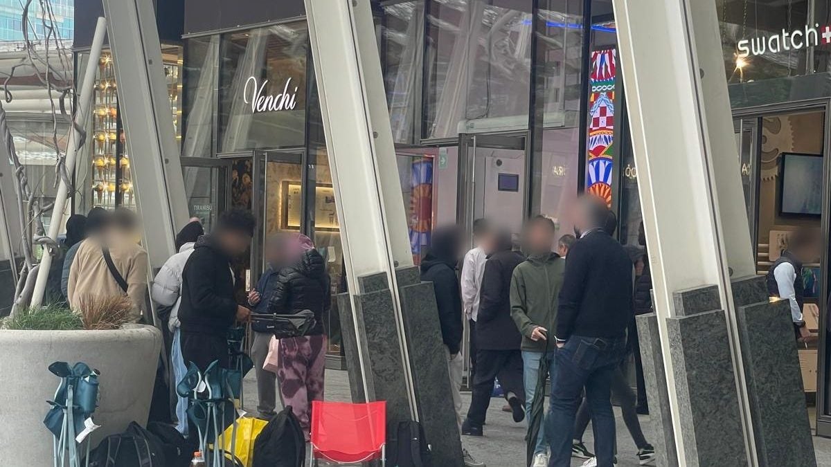 Le prime persone in coda all’entrata dello store Swatch di piazza Gae Aulenti a Milano (foto di Fanpage.it)