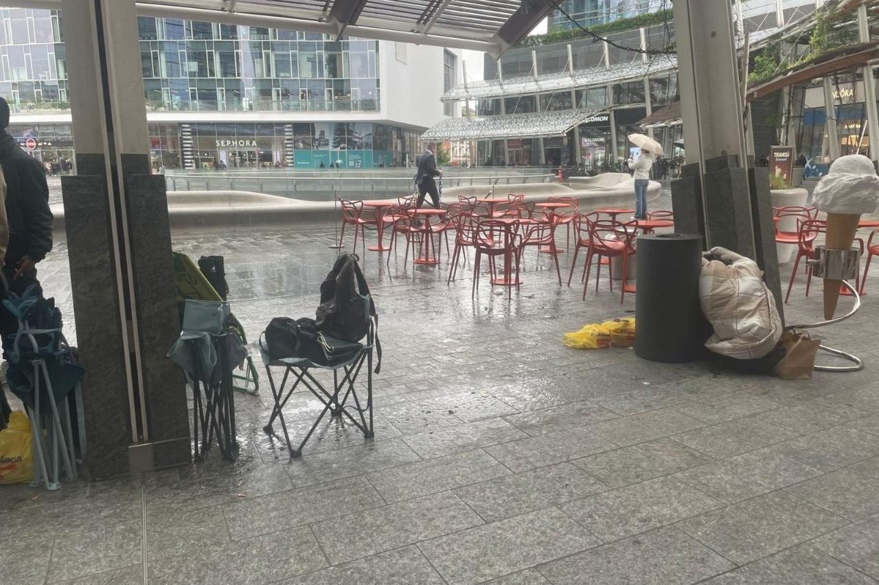 Sedie e coperte per l’attesa in piazza Gae Aulenti (foto di Fanpage.it)