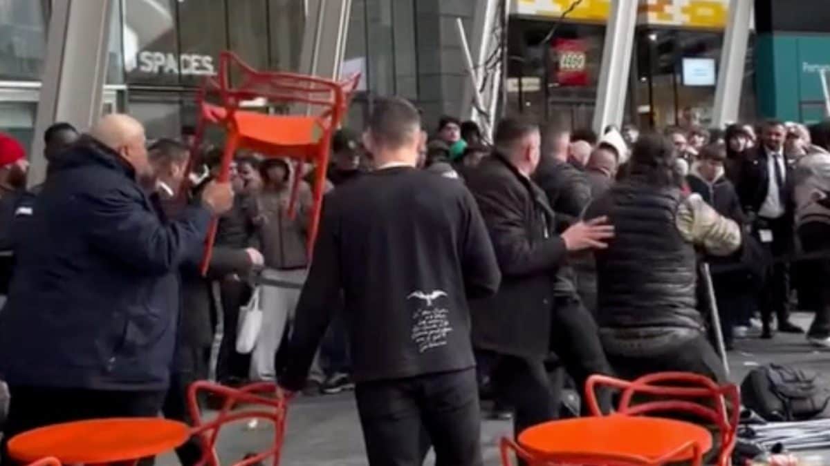 La ressa davanti al negozio Swatch in piazza Gae Aulenti di Milano (frame da TikTok)