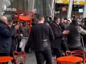 Lanci di sedie e spintoni in piazza Gae Aulenti a Milano per il nuovo orologio Swatch: il video della ressa