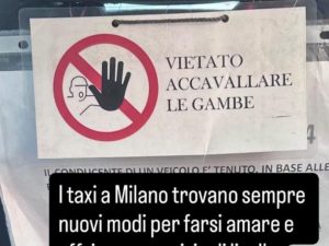 “Vietato accavallare le gambe”, è polemica per il cartello appeso a bordo di un taxi a Milano