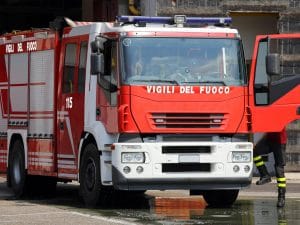Cadavere trovato in un'auto in fiamme a Lodi