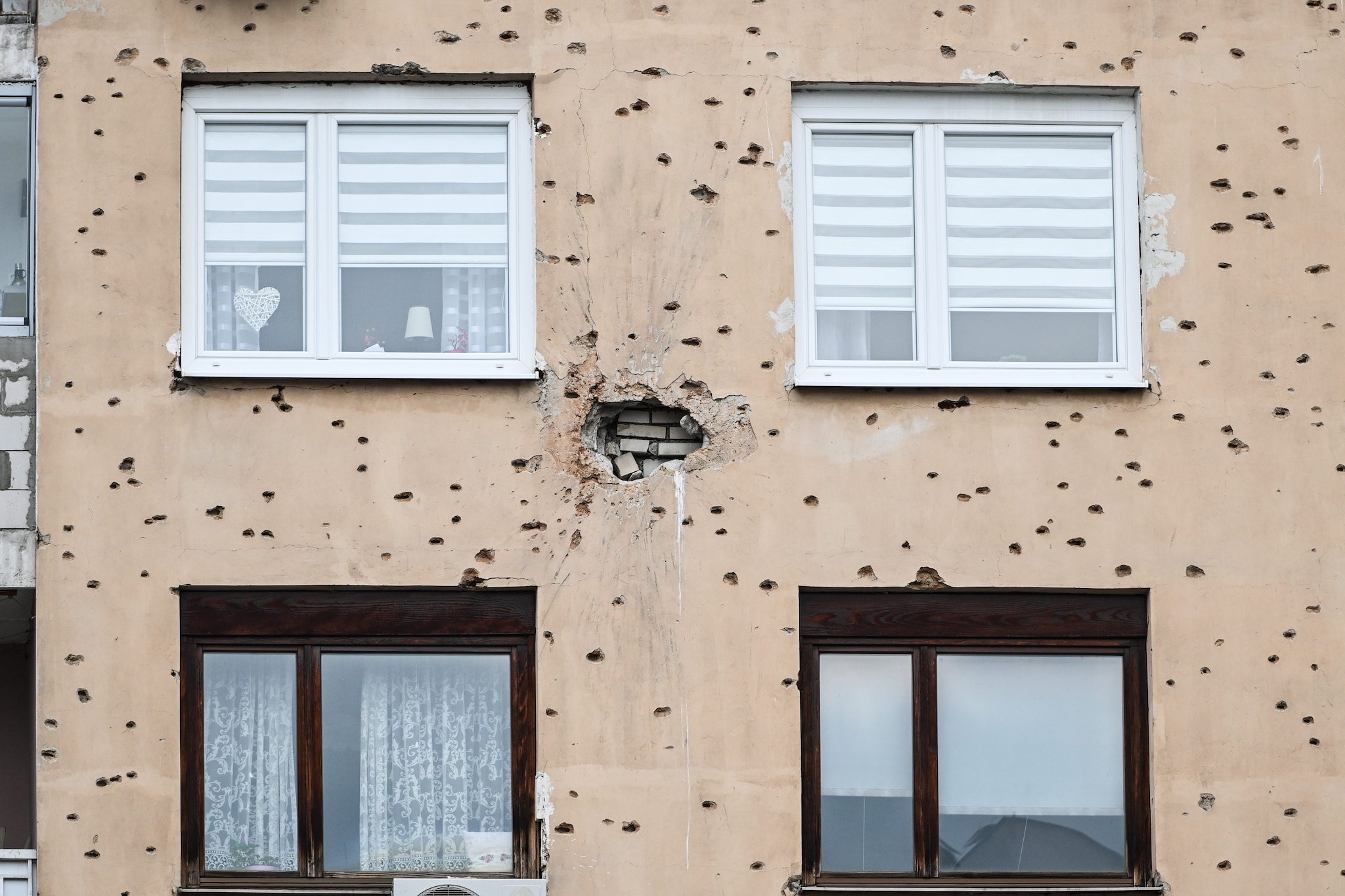 Facciata di un edificio crivellato da proiettili durante l’assedio di Sarajevo. (Foto da Getty Images)