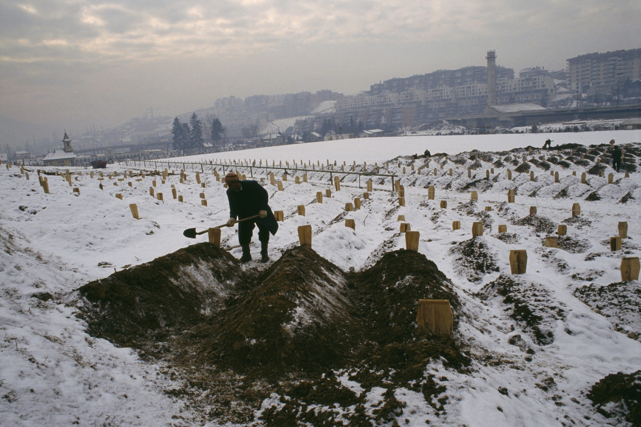 I corpi dei civili uccisi durante l’assedio di Sarajevo, sepolti in un cimitero. (Foto da Getty Images)