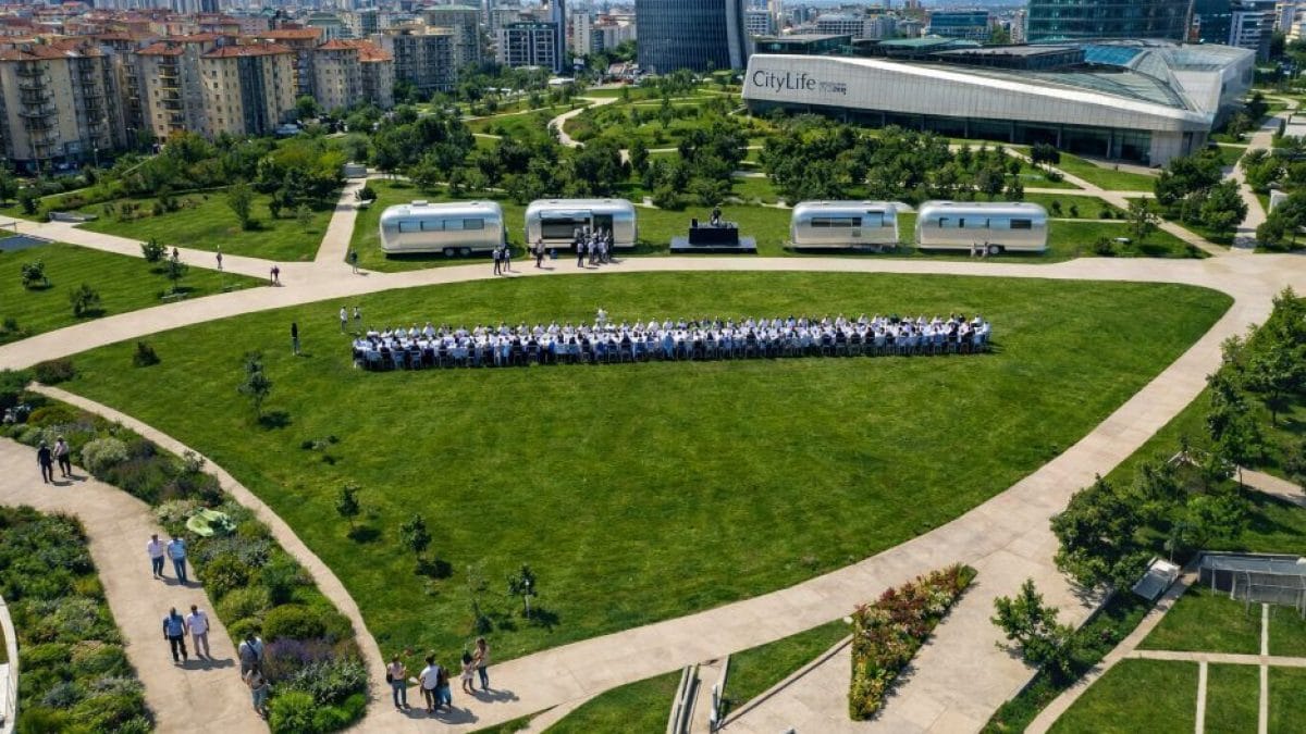 La tavola da 100 metri di Galbani al parco CityLife di Milano