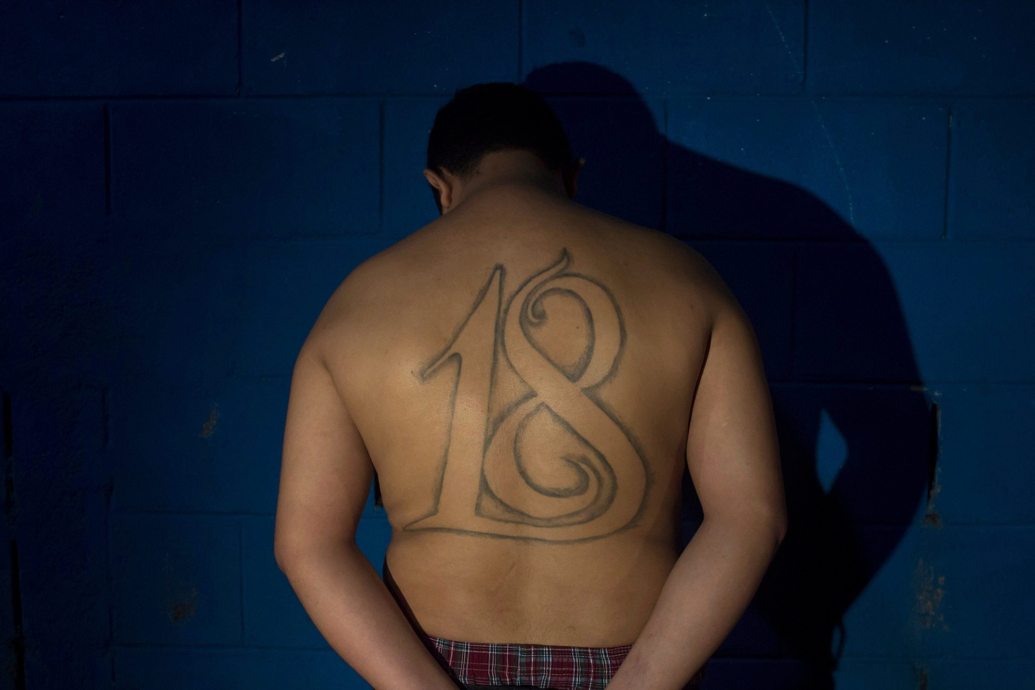 Un membro della gang Barrio 18 (foto LaPresse)