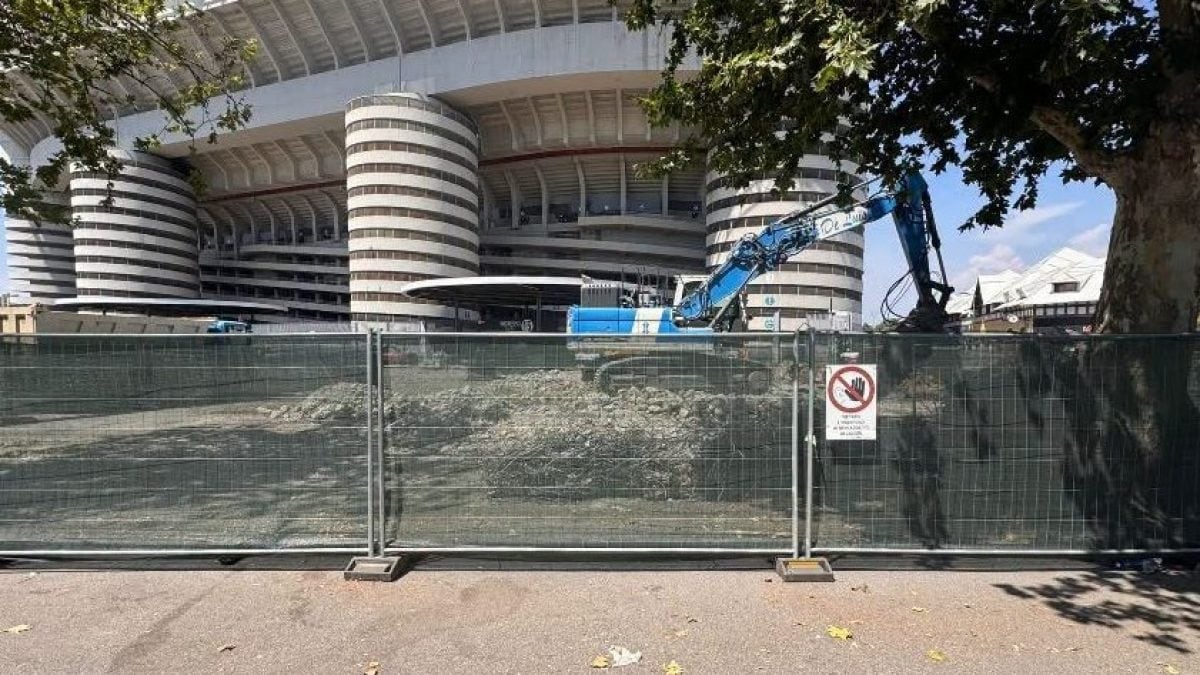 La demolizione della biglietteria sud di San Siro (foto da Facebook – Enrico Fedrighini)