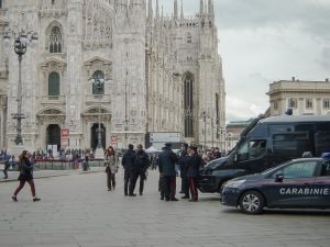 Donna aggredita da un 25enne in piazza Duomo a Milano: arrestato per violenza sessuale