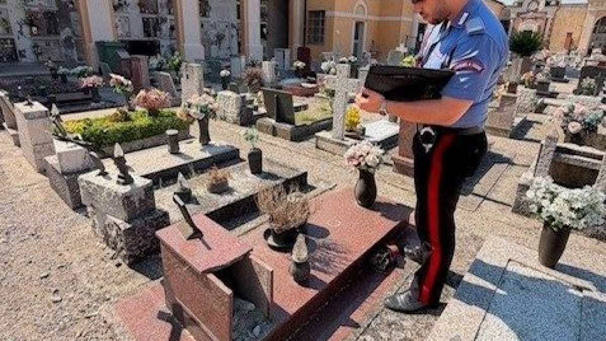 Tomba danneggiata nel cimitero di Moglia nel Mantovano (foto carabinieri di Mantova)