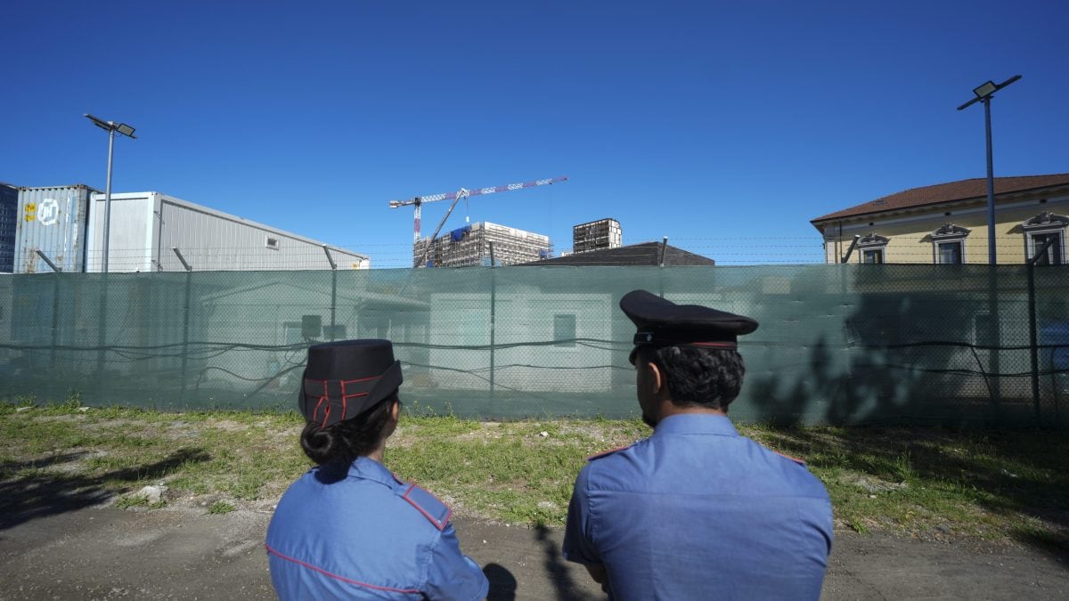 Carabinieri al cantiere del Consolato Usa a Milano (foto da LaPresse)