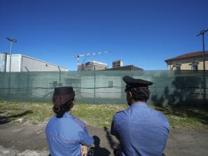 Il manager del cantiere Consolato Usa resta in carcere: “Violento e crudele, lavoratori minacciati e aggrediti”