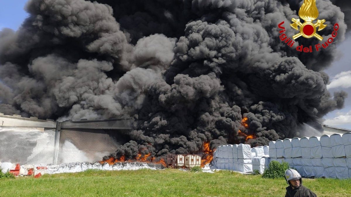 Lo stabilimento della Versalis di Mantova in fiamme