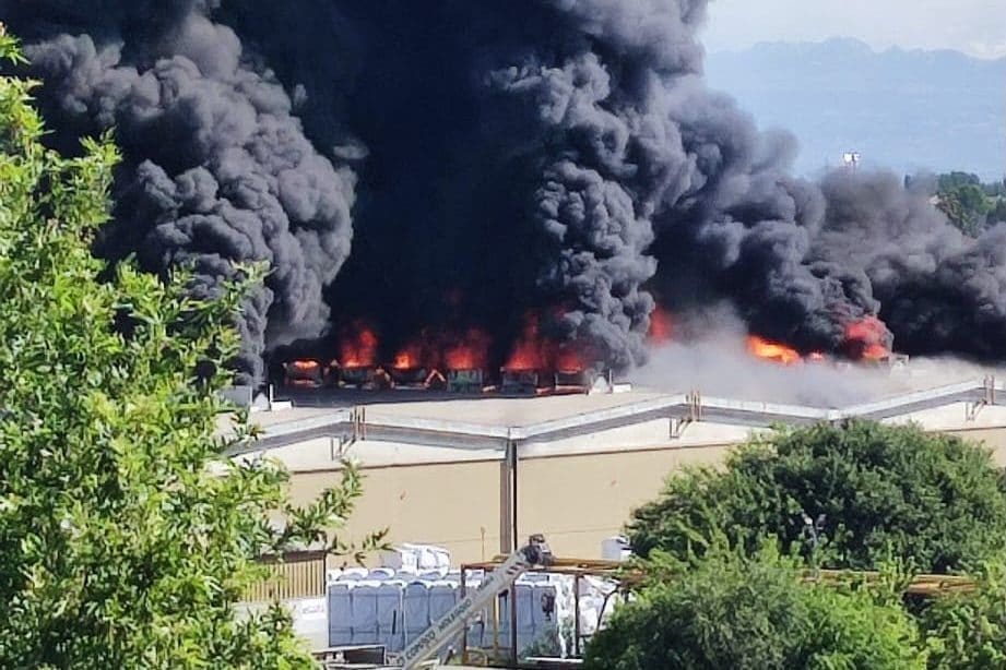 Il fumo nero che si è alzato dal magazzino della Versalis
