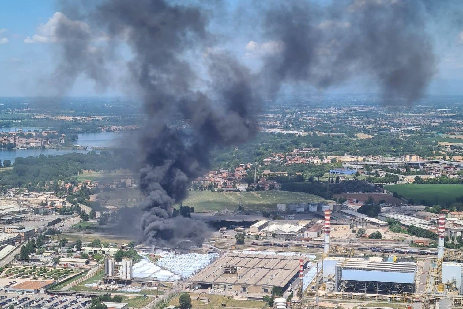 L’incendio alla Versalis visto dall’alto (foto da vigili del fuoco)