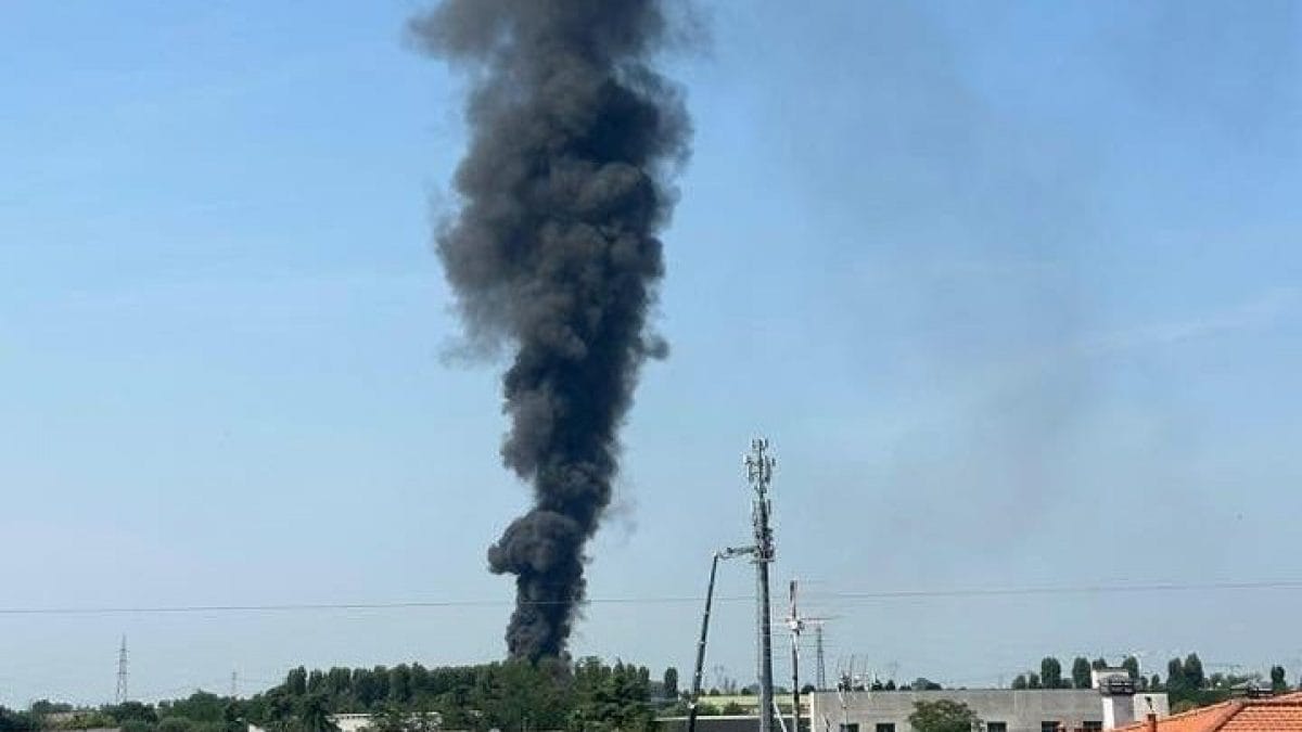 Colonna di fumo a Settimo Milanese (foto Facebook)