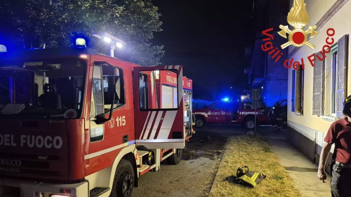 L’intervento dei vigili del fuoco in via Somaini a Lomazzo (Como)