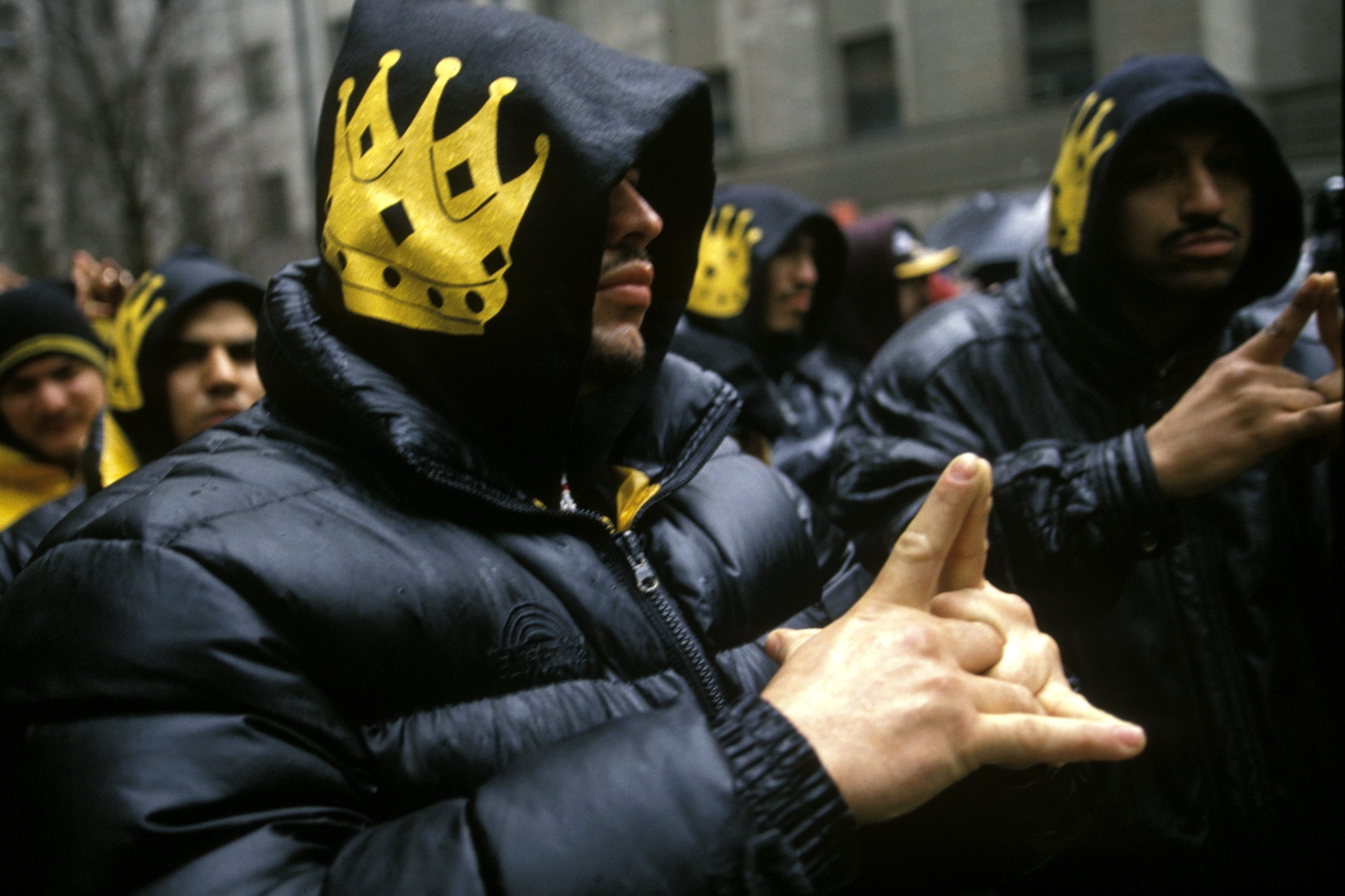 Um membro dei Latin King fa il segno identificativo con le mani "LK" (foto da Getty)