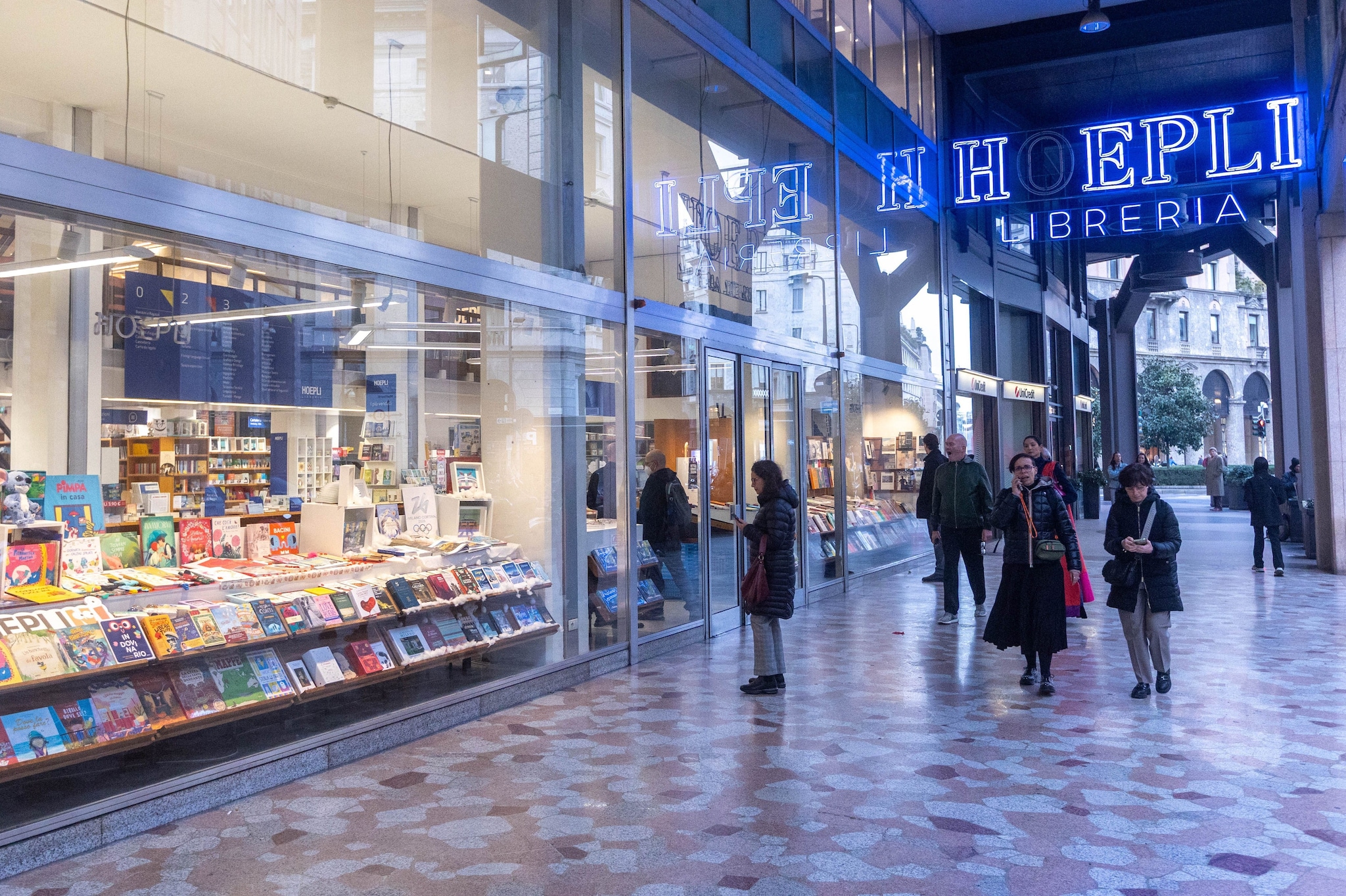 La libreria Hoepli di Milano (foto da LaPresse)