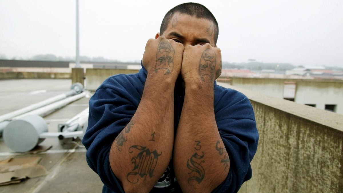 Alcuni tatuaggi della Mara Salvatrucha, conosciuta anche come MS13 (foto da Getty)