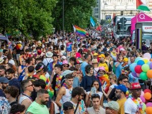https://staticfanpage.akamaized.net/wp-content/uploads/sites/29/2026/06/pride-milano-corteo-manifestazione-caldo-300x225.jpg