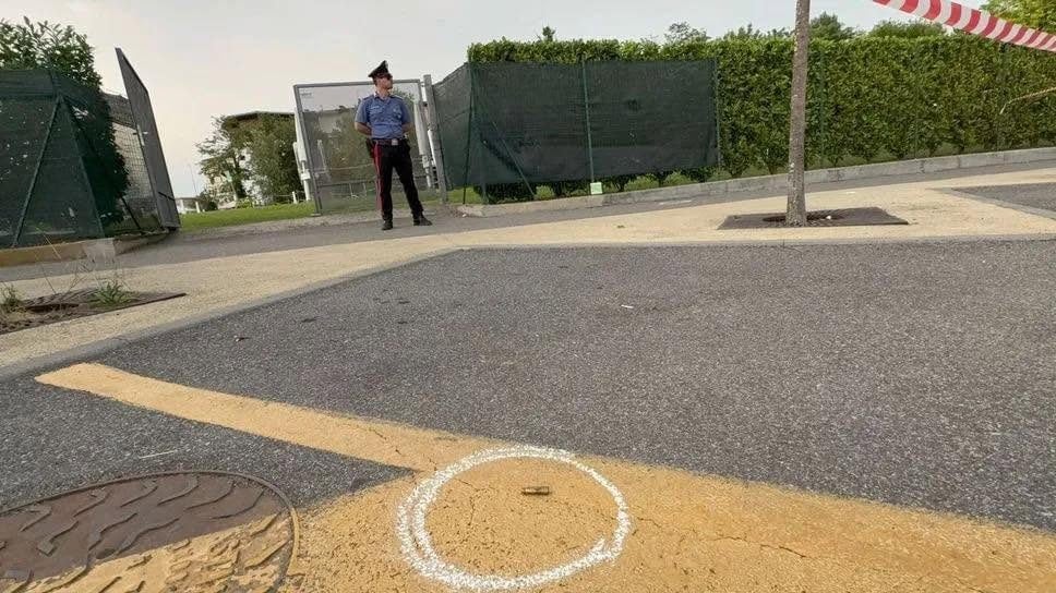 Bossolo rinvenuto a terra (foto Facebook)