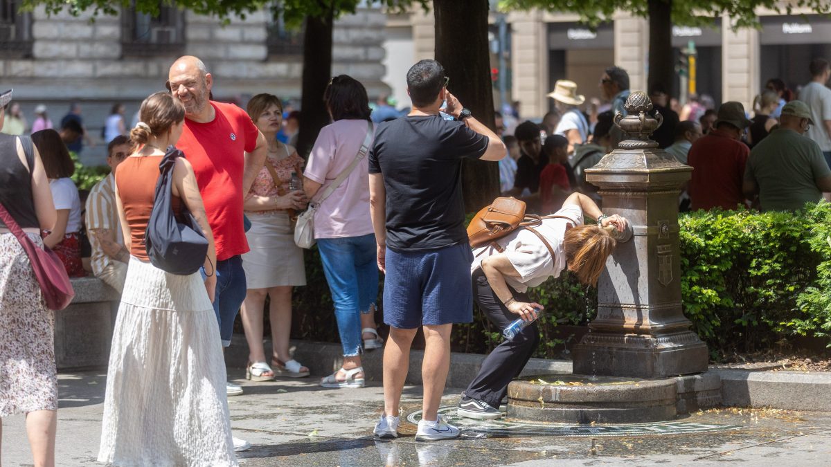 Turisti alle prese con il caldo in centro a Milano (foto da LaPresse)