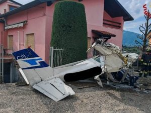 Ultraleggero urta un palo della luce e precipita tra le case a Valbrembo: un morto e un 19enne ferito