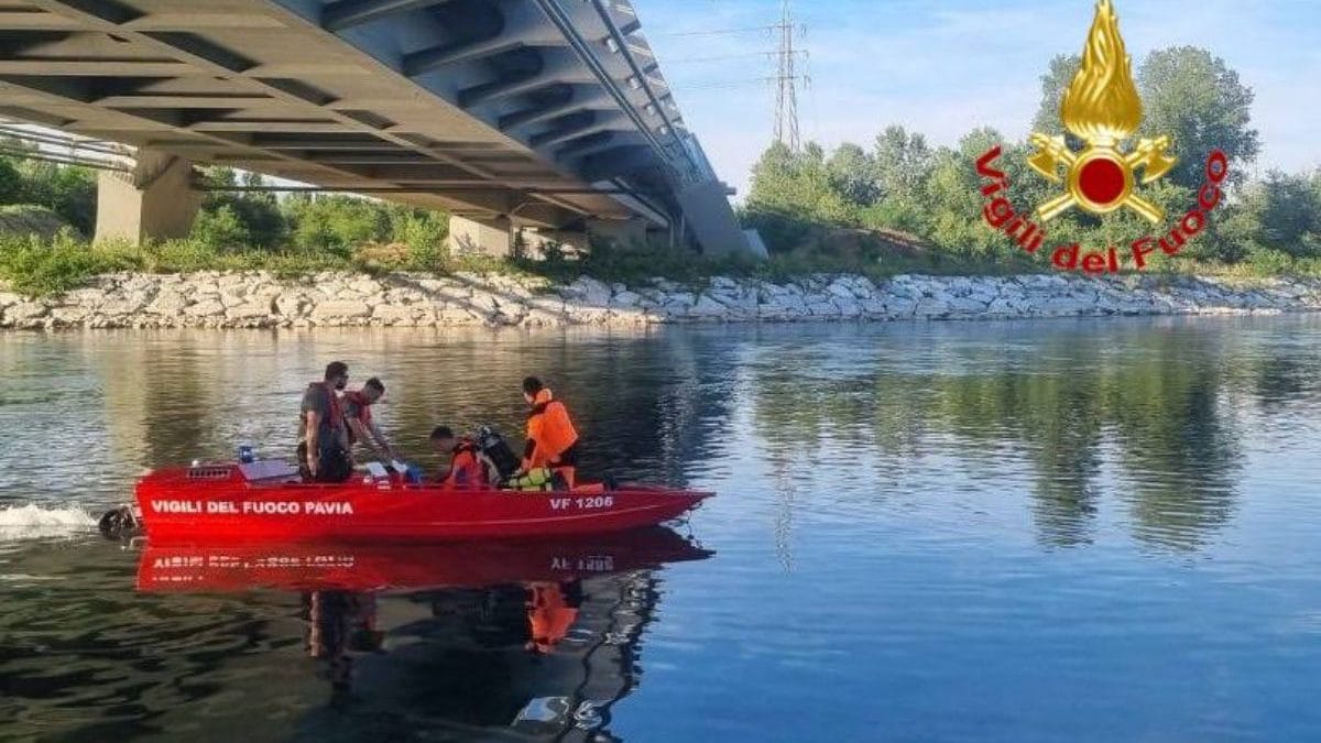 I vigili del fuoco al lavoro lungo il fiume Ticino