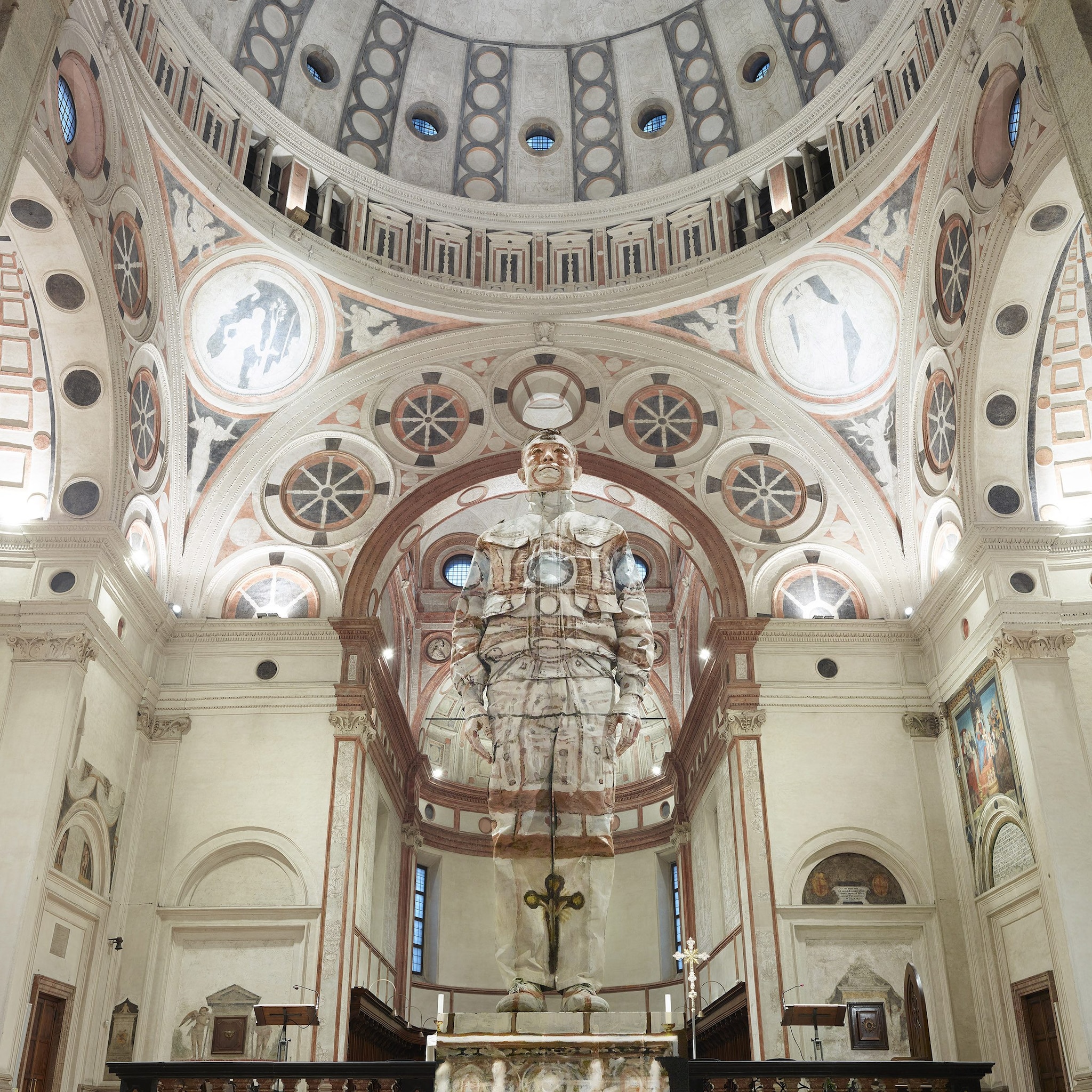 Liu Bolin, Basilica di Santa Maria delle Grazie, Milano, 2025. Courtesy: Galleria Gaburro