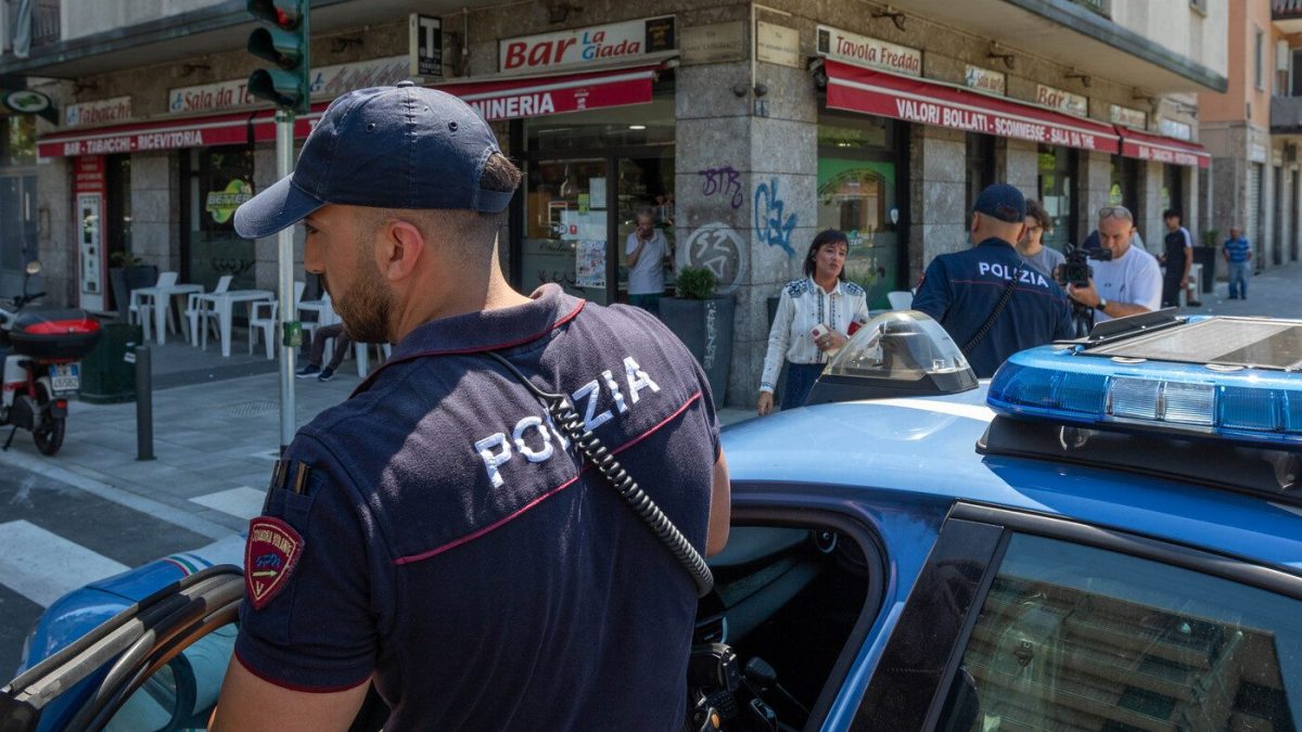 Aggressione in via Capecelatro a Milano (foto LaPresse)
