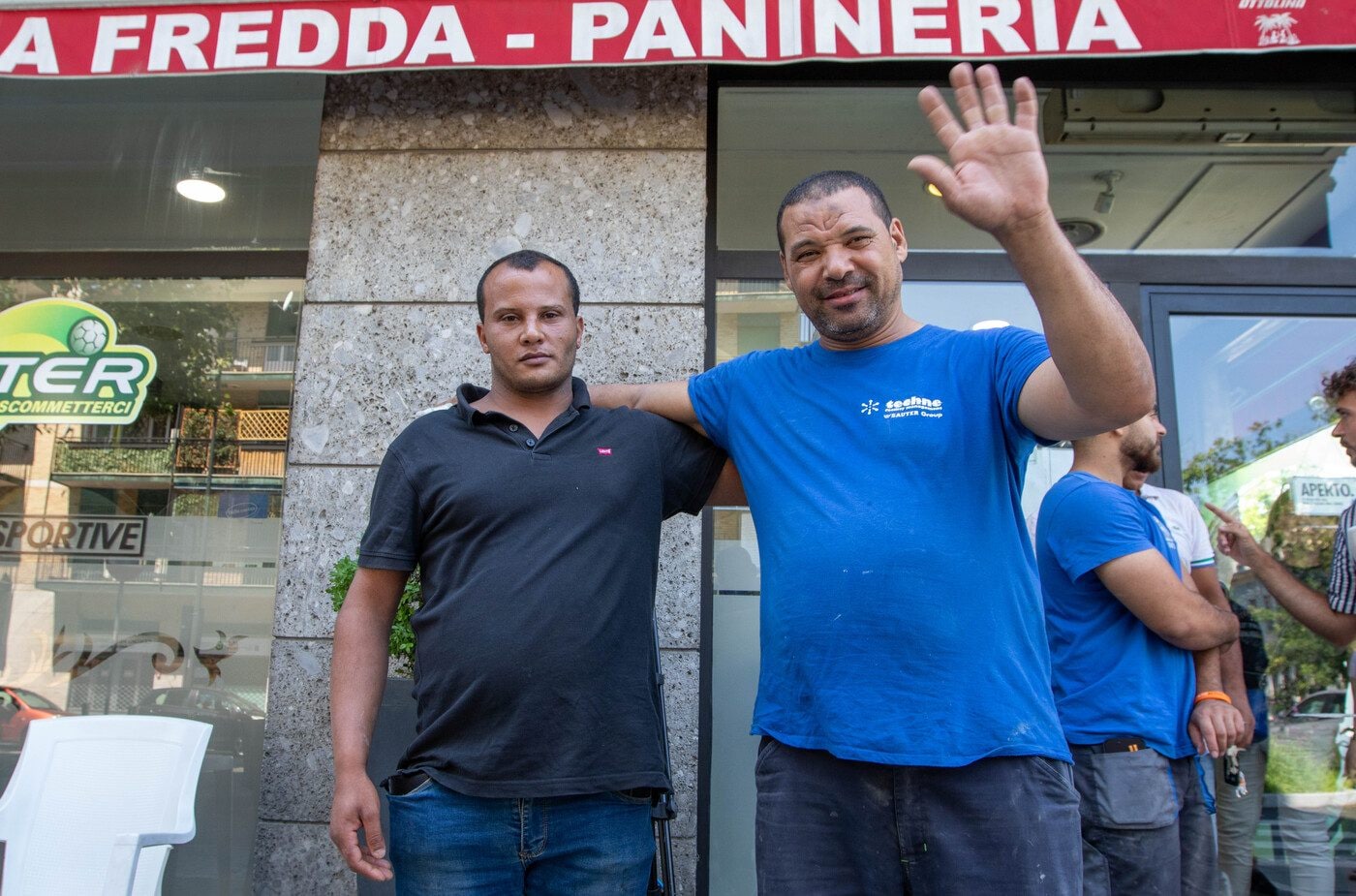 Gli uomini che hanno fermato e disarmato l’aggressore (foto LaPresse)