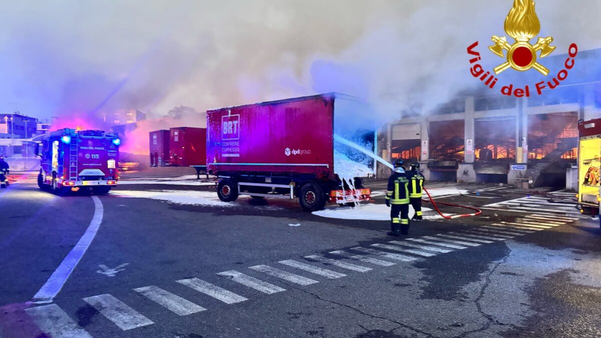 L'incendio al magazzino Bartolini in zona Bovisa a Milano