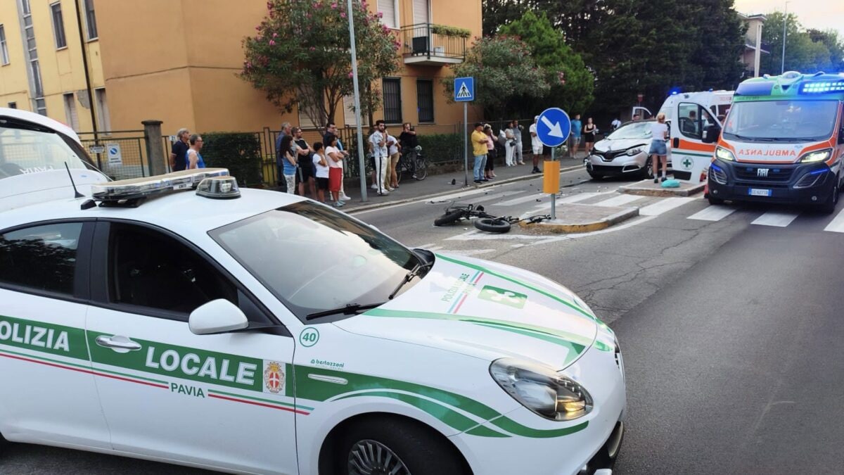 Scontro auto–bici in via Folperti a Pavia (foto Facebook)