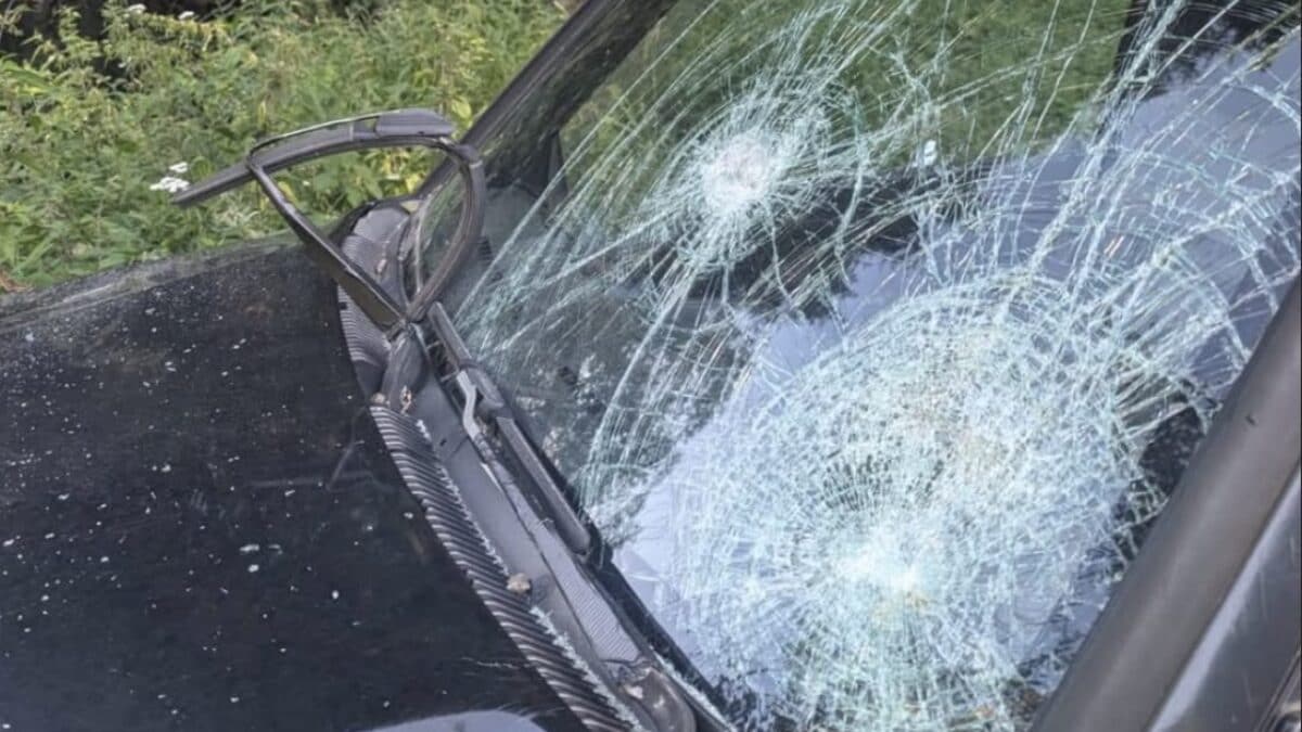 Jeep del rifugio "Gino e Massimo" vandalizzata (foto Instagram)