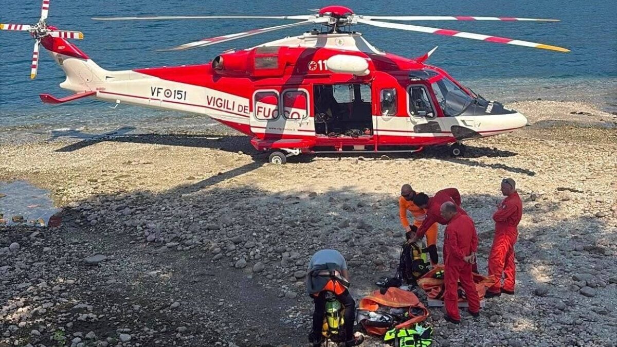 L'elicottero dei vigili del fuoco al lavoro a Caldé
