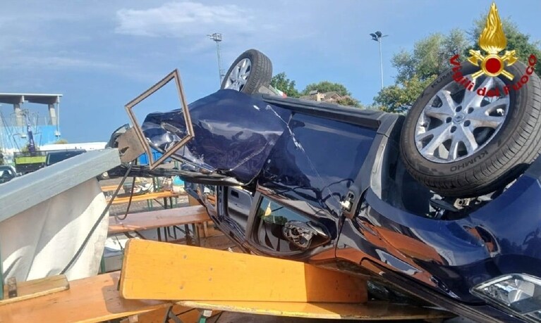 L'auto che si è ribaltata a Bagnatica