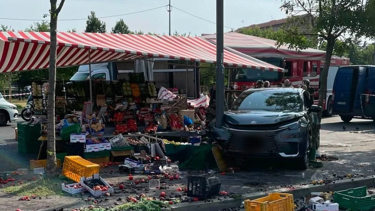 L'auto che si è schiantata al mercato di Bonola (foto da Facebook – Paolo Lanzanova)