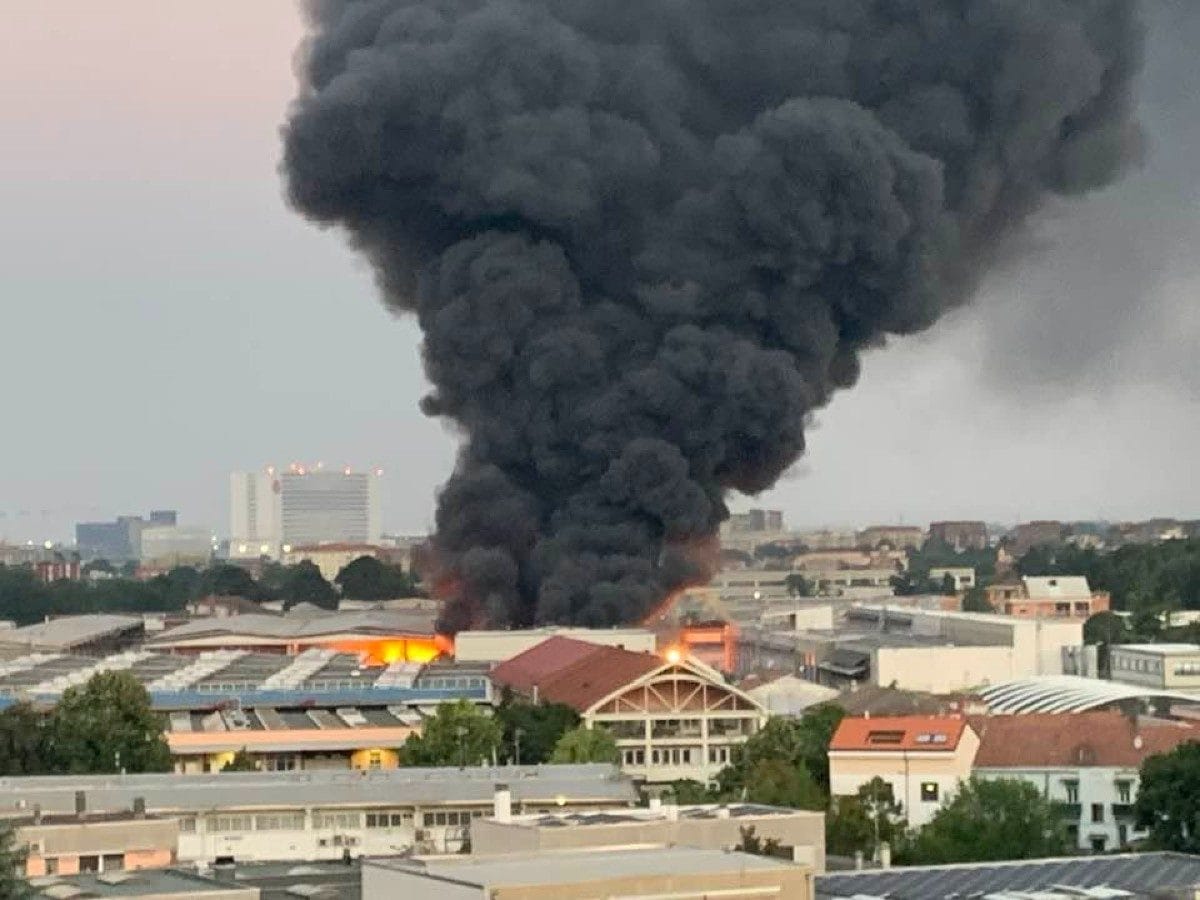 Un'altra immagine dell'incendio a Novate Milanese (Fonte: Luigi Pessina, Sei di Novate se)